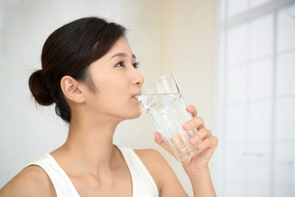 水を飲む女性